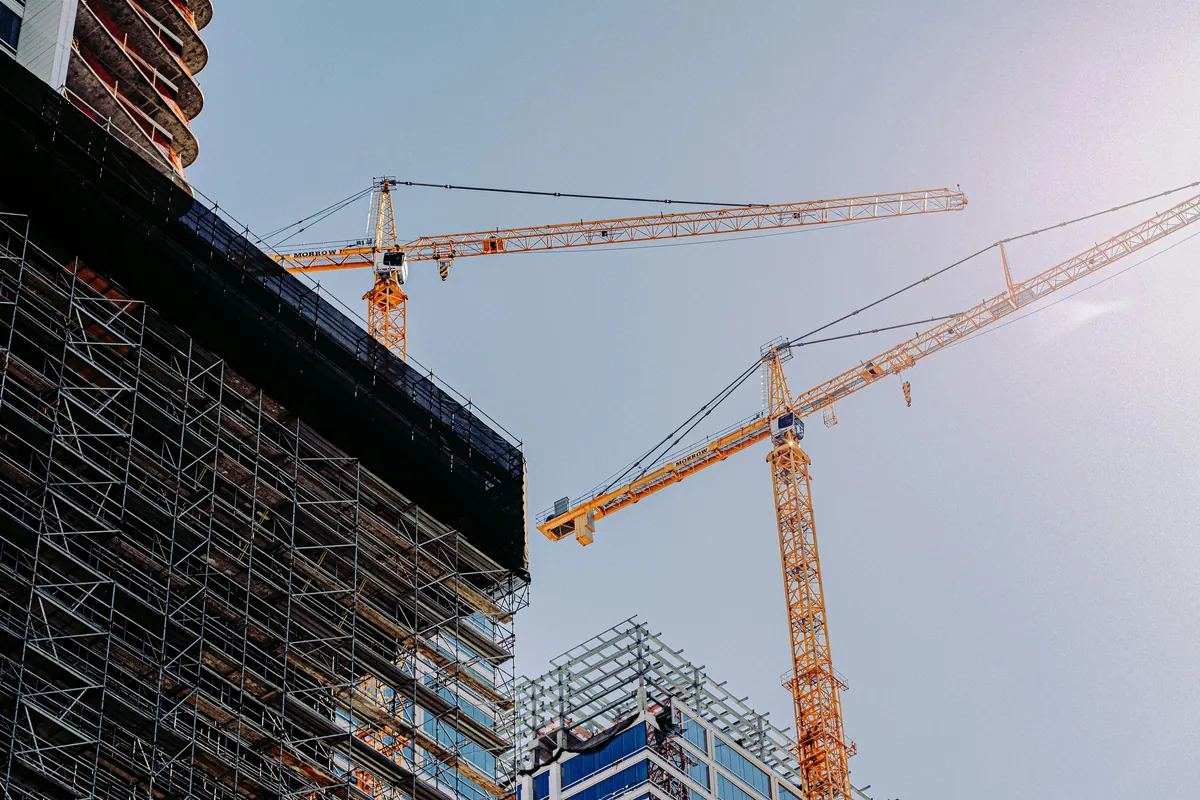 Grues à tour sur un chantier de construction moderne