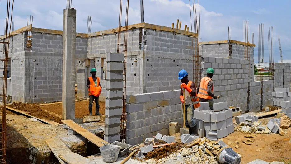 Chantier de construction en maçonnerie en Côte d'Ivoire