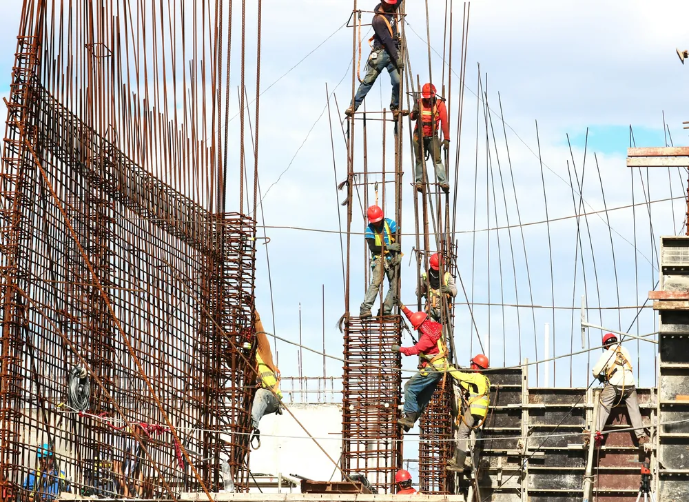 Équipe d'ouvriers SLMG sur chantier de ferraillage